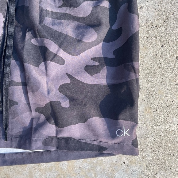 Men's size Medium Calvin Klein camo swim trunks - Picture 2 of 5